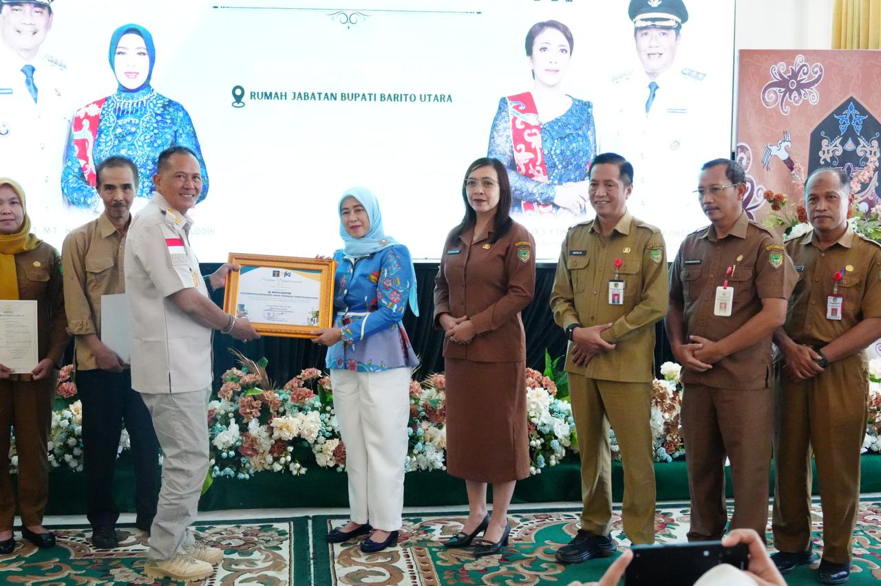 Ketua Dekranasda Barut Terima Sertifikat Pencatatan Hak Cipta dan Desain Industri Batik Daerah dari Kemenkum RI