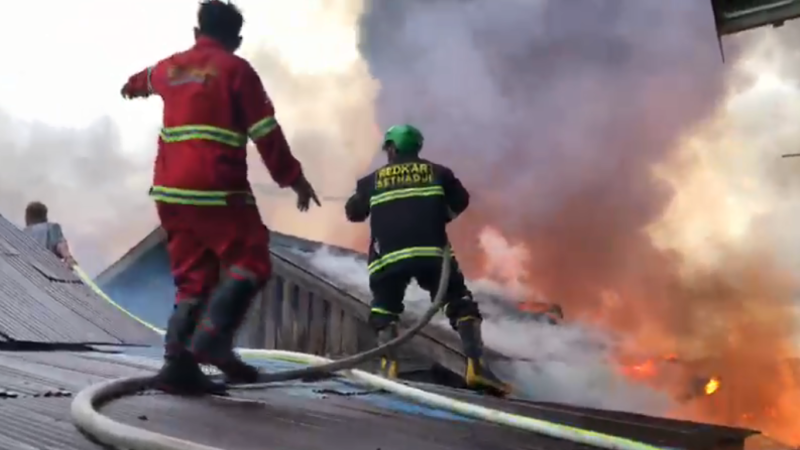 Korsleting Diduga Jadi Pemicu, 10 Rumah Panggung di Mendawai Sosial Ludes Terbakar