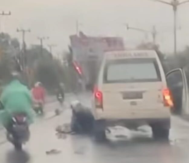Hujan Picu Kecelakaan di Palangka Raya, Ambulans Tabrak Motor dari Belakang