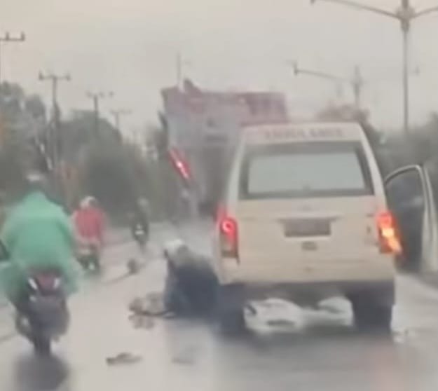 Hujan Picu Kecelakaan di Palangka Raya, Ambulans Tabrak Motor dari Belakang