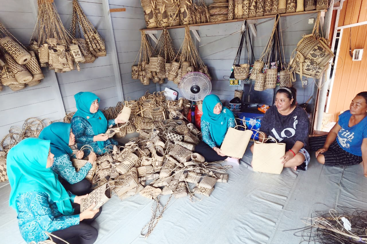 Ketua TP PKK Barut Dukung Penuh Upaya Pengembangan Usaha Pengrajin Anyaman Rotan Serta Produk Makanan Lokal