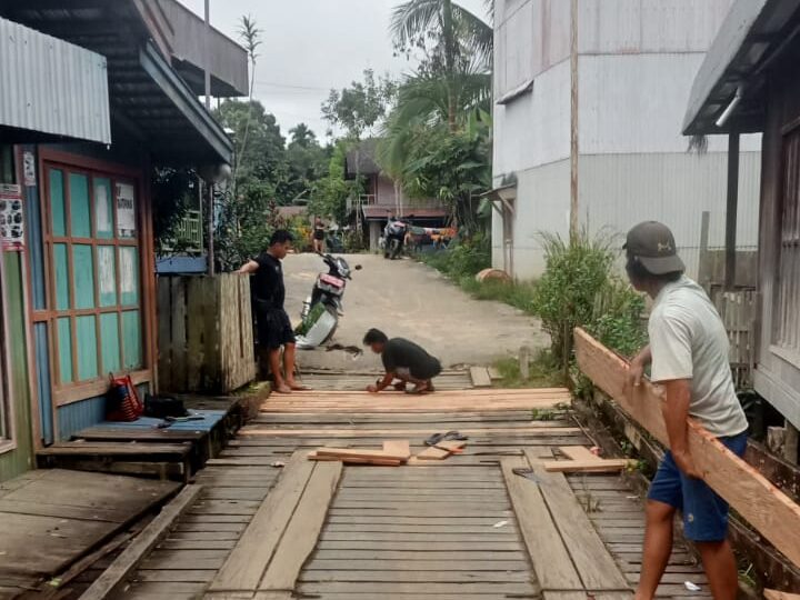 Realisasikan CSR, PT. Dwi Warna Karya Rehab Jembatan Desa Sei Hanyo