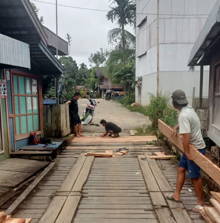 Realisasikan CSR, PT. Dwi Warna Karya Rehab Jembatan Desa Sei Hanyo