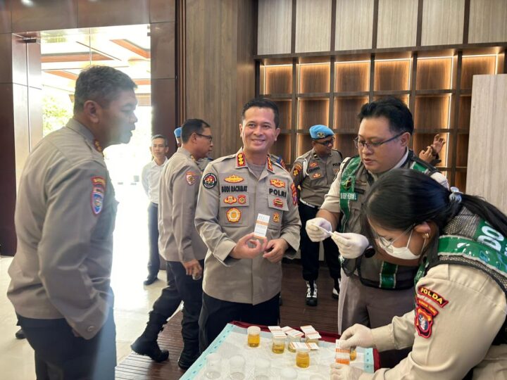 Komitmen Zero Narkoba, Kapolda Kalteng Pimpin Langsung Tes Urine Pejabat Utama