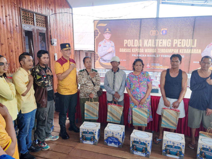 Kapolda Kalteng Pimpin Aksi Bersih dan Bansos di Lokasi Kebakaran Mendawai