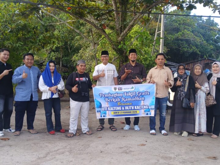 Ramadan Penuh Kepedulian, IJTI Kalteng Gandeng PT Adaro Tebar Takjil untuk Warga Palangka Raya