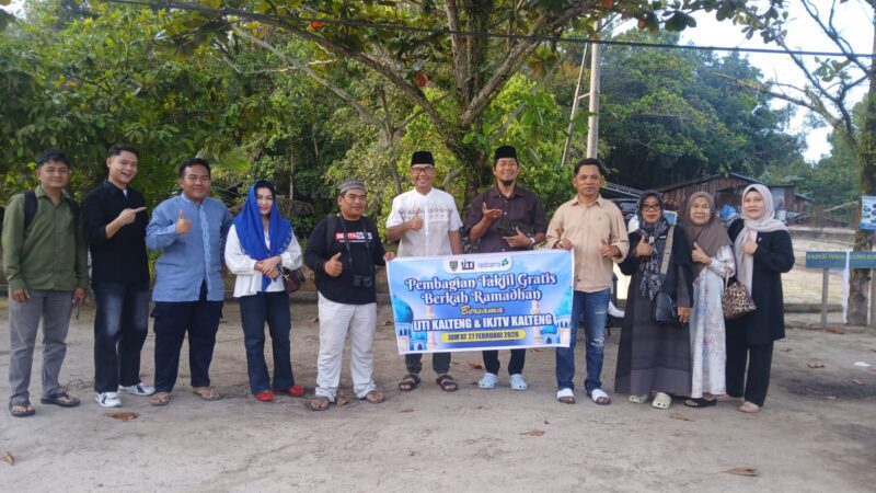 Ramadan Penuh Kepedulian, IJTI Kalteng Gandeng PT Adaro Tebar Takjil untuk Warga Palangka Raya