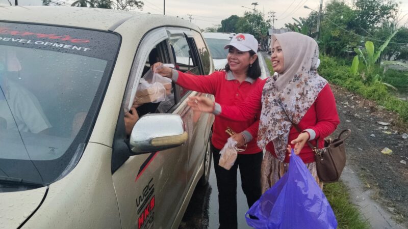 Bagikan Takjil, Beginilah ASBATA Kapuas Maknai Bulan Suci Ramadhan