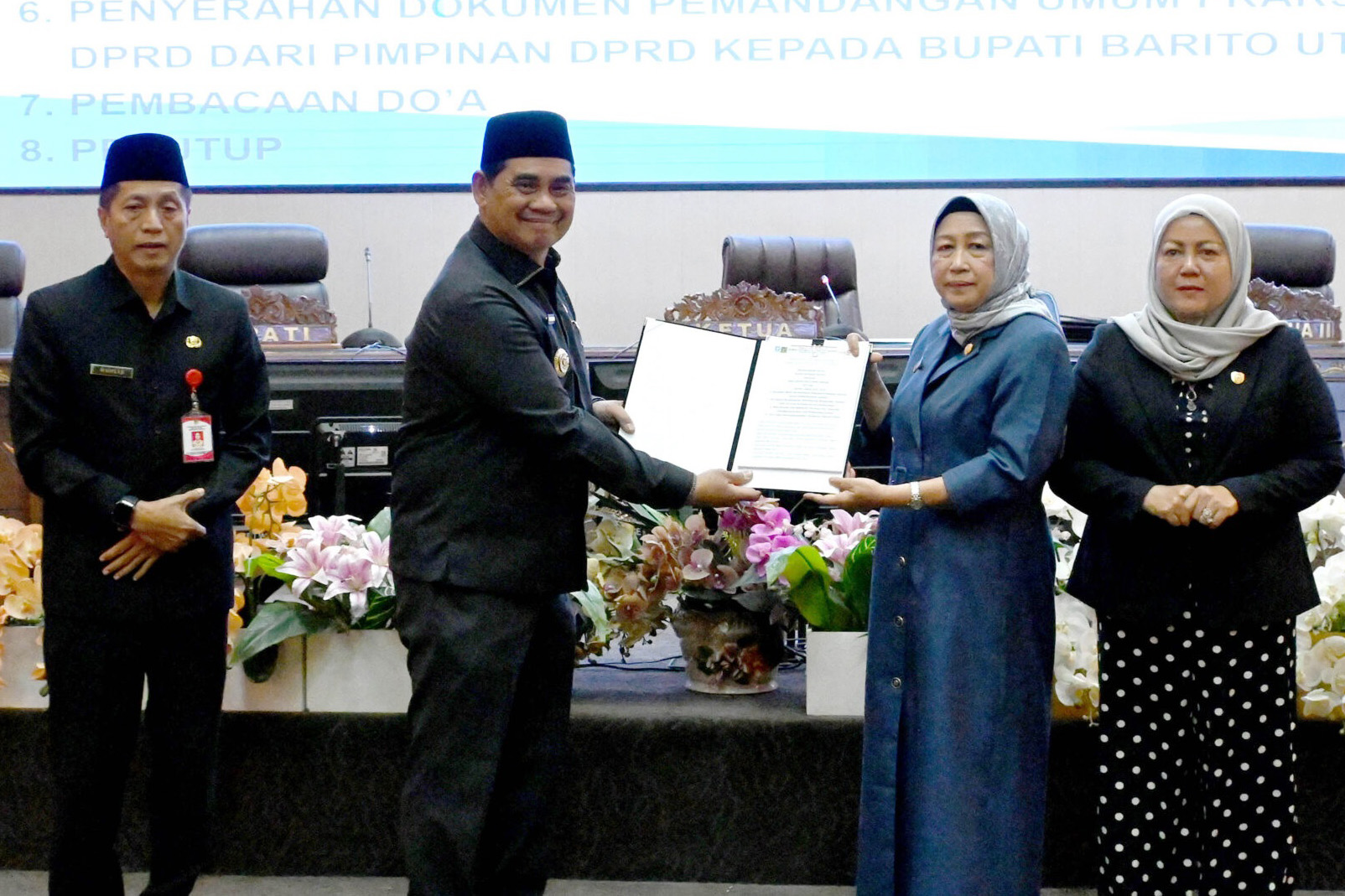 Bupati Barito Utara Hadiri Rapur, Penyampaian Pemandangan Umum Fraksi DPRD Terhadap Lima Raperda