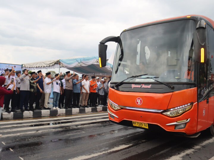 Kapolda Kalteng dan Gubernur Resmi Lepas Ratusan Pemudik Gratis dari Palangka Raya