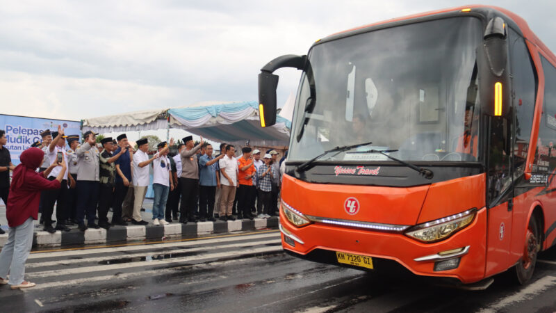 Kapolda Kalteng dan Gubernur Resmi Lepas Ratusan Pemudik Gratis dari Palangka Raya