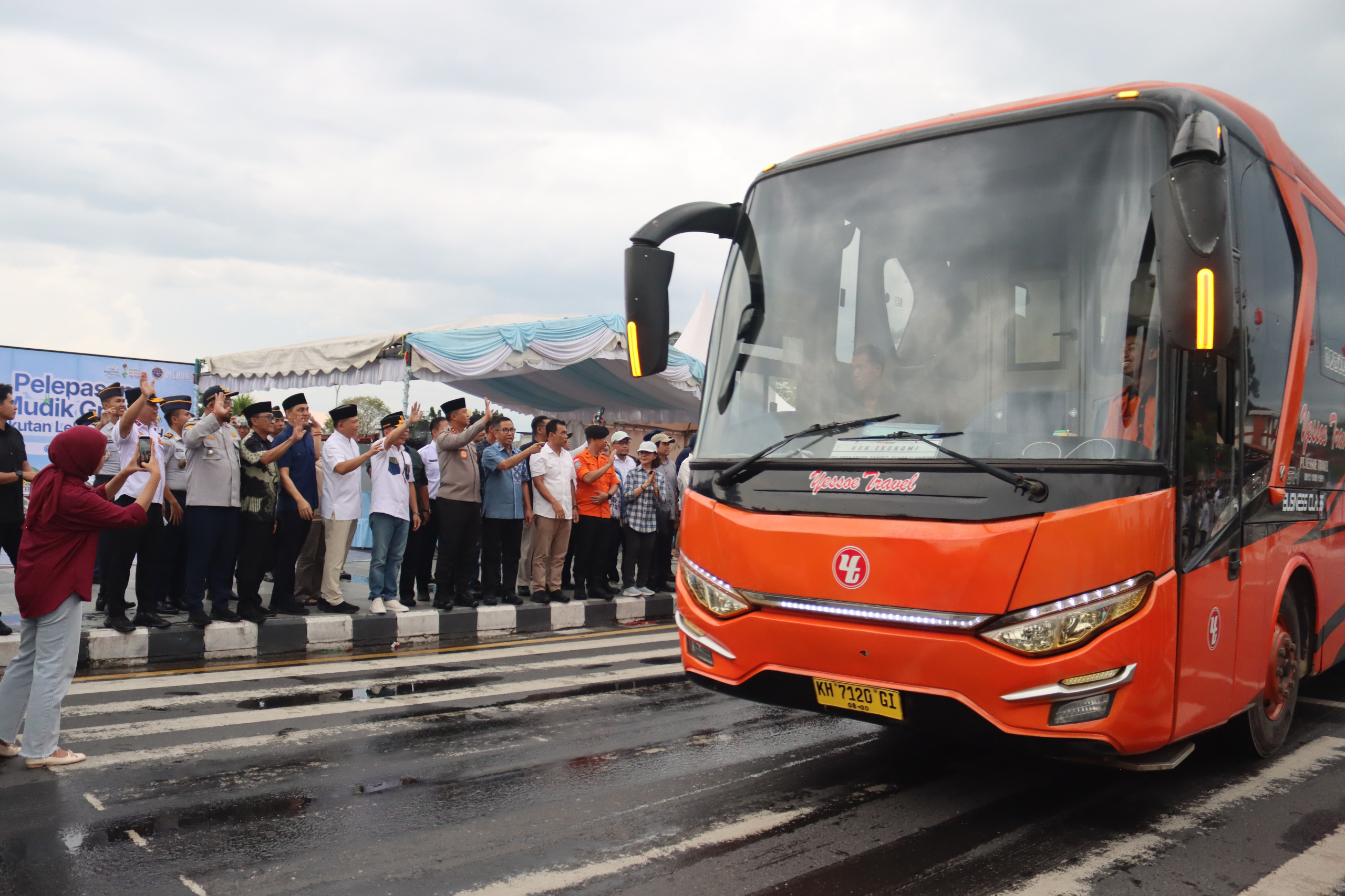 Kapolda Kalteng dan Gubernur Resmi Lepas Ratusan Pemudik Gratis dari Palangka Raya
