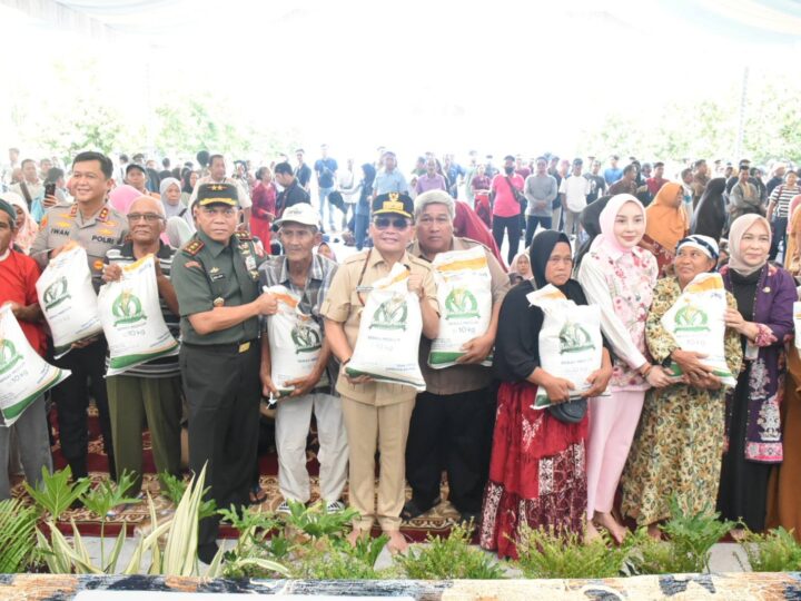Jelang Idulfitri dan Nyepi, Gubernur Serahkan Bantuan Pangan, BLT KHBS dan Gerakan Pangan Murah