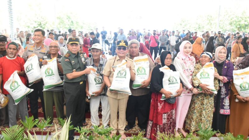 Jelang Idulfitri dan Nyepi, Gubernur Serahkan Bantuan Pangan, BLT KHBS dan Gerakan Pangan Murah
