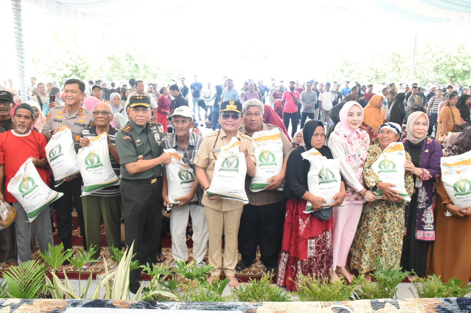 Jelang Idulfitri dan Nyepi, Gubernur Serahkan Bantuan Pangan, BLT KHBS dan Gerakan Pangan Murah