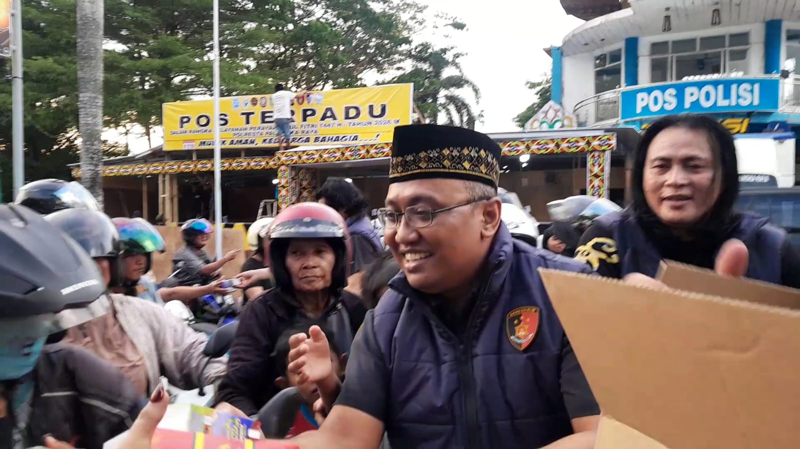Subdit Jatanras Polda Kalteng Tebar Kepedulian di Ramadan, Seribu Lebih Takjil Dibagikan ke Pengguna Jalan