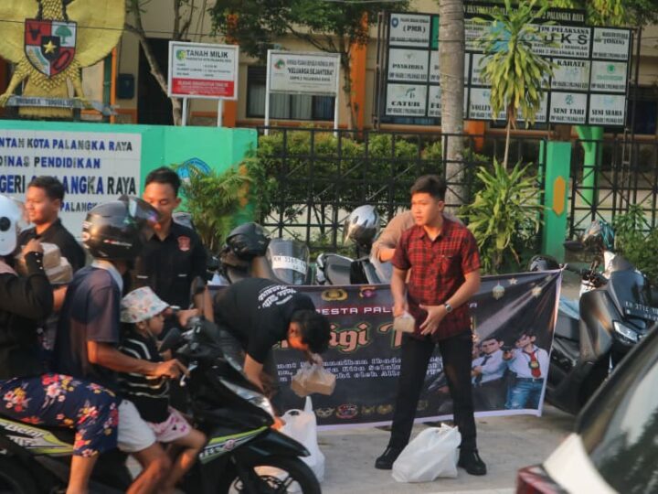 Polisi Remaja Polresta Palangka Raya Tebar Kepedulian dengan Aksi Bagi Takjil di Bulan Ramadan