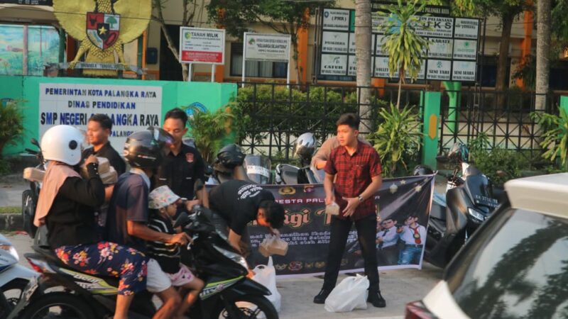 Polisi Remaja Polresta Palangka Raya Tebar Kepedulian dengan Aksi Bagi Takjil di Bulan Ramadan