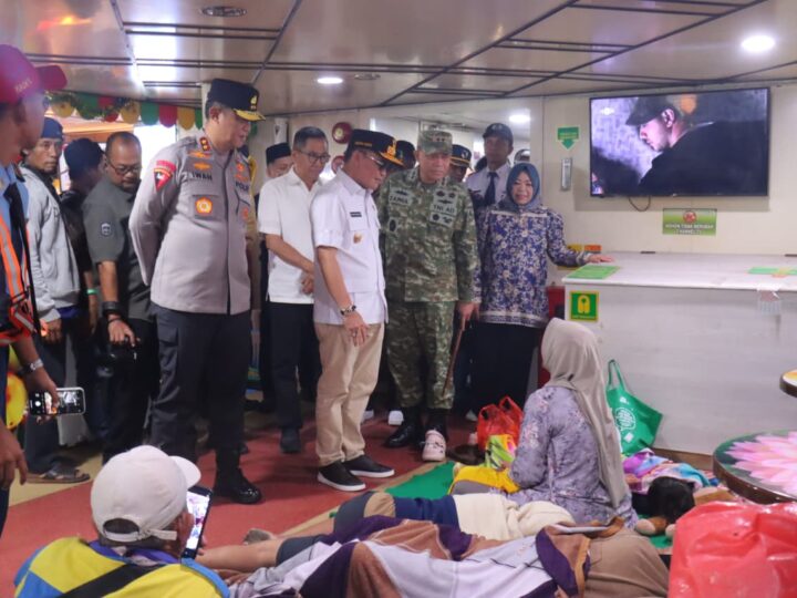 Gubernur Kalteng dan Kapolda Tinjau Pospam Pelabuhan Kumai, Pastikan Pemudik Terlayani dengan Baik