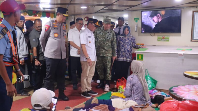 Gubernur Kalteng dan Kapolda Tinjau Pospam Pelabuhan Kumai, Pastikan Pemudik Terlayani dengan Baik
