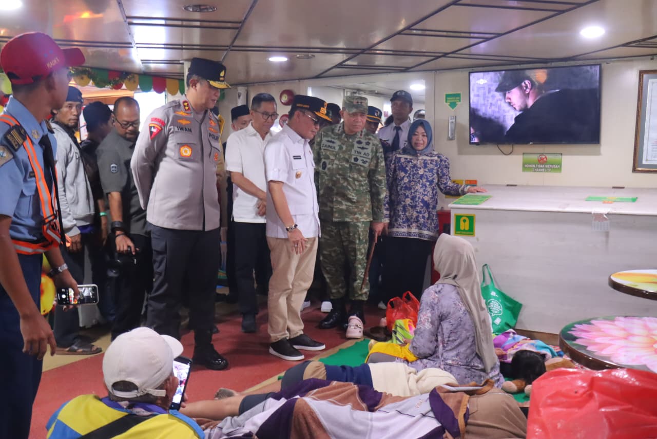 Gubernur Kalteng dan Kapolda Tinjau Pospam Pelabuhan Kumai, Pastikan Pemudik Terlayani dengan Baik