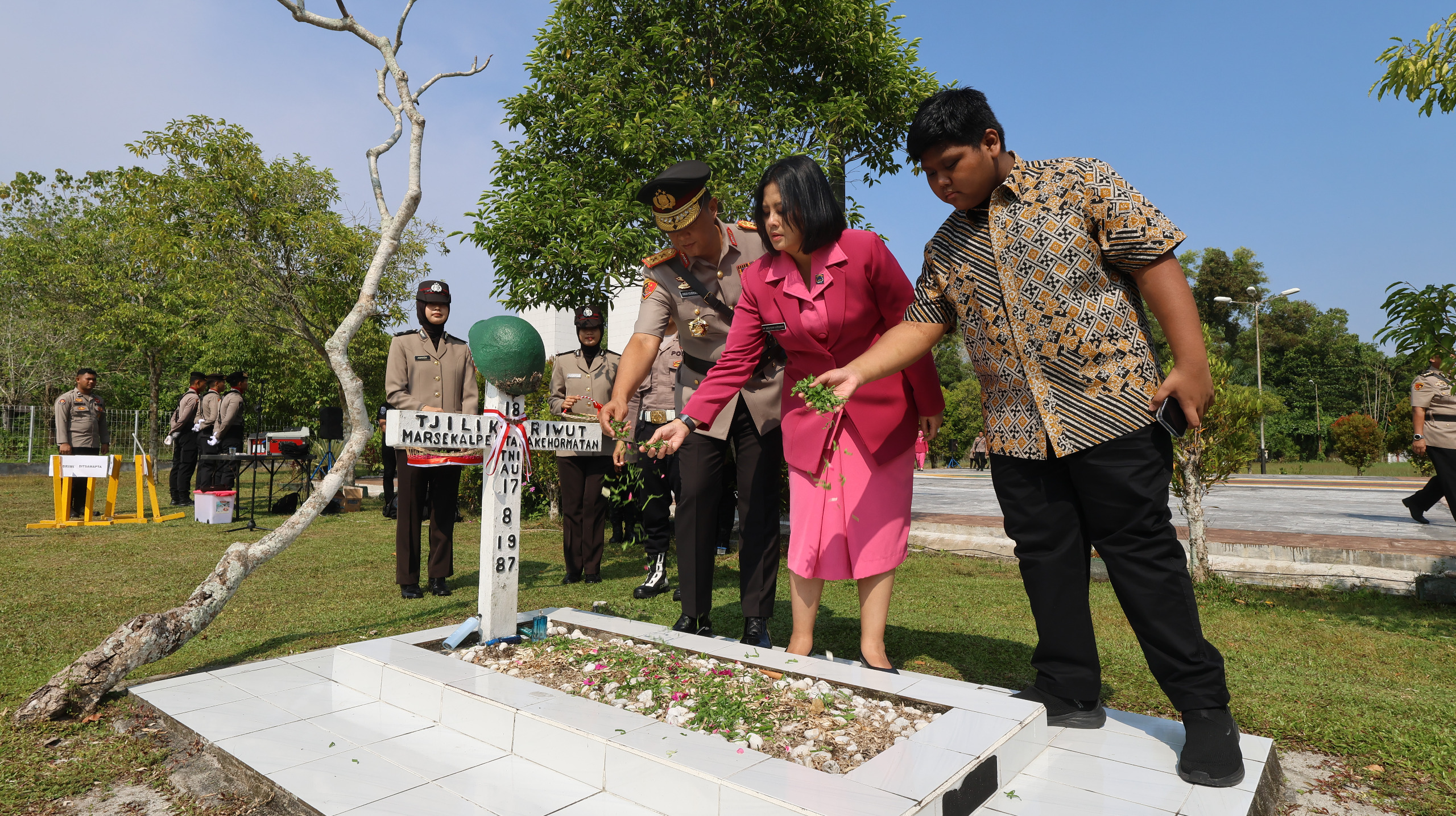 HUT ke-31, Polda Kalteng Gelar Ziarah di TMP Sanaman Lampang, Tegaskan Komitmen Profesionalisme