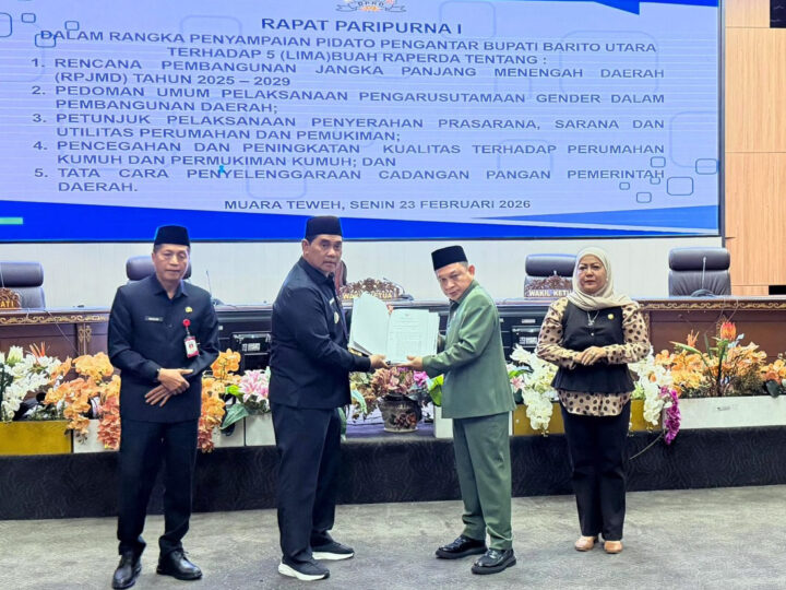 Rapur DPRD Penyampaian Pidato Pengantar Bupati Terhadap Lima Raperda