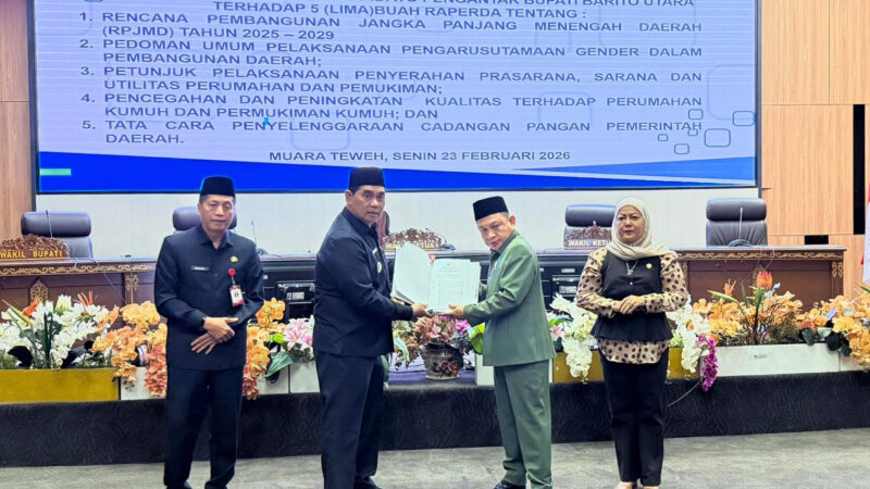 Rapur DPRD Penyampaian Pidato Pengantar Bupati Terhadap Lima Raperda