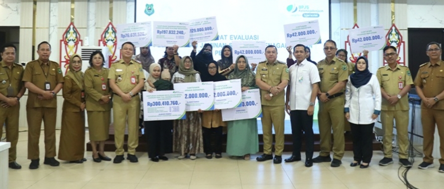 Rapat Evaluasi Jaminan Sosial Ketenagakerjaan Pekerja Rentan dan Penyerahan Santunan Kematian di Kapuas