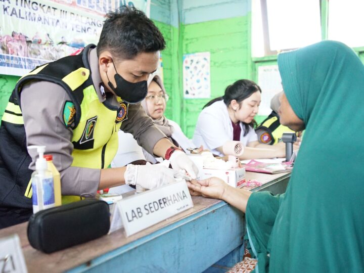 Susuri Sungai Demi Layanan, Tim Rumkit Bhayangkara Hadirkan Harapan Kesehatan di Danau Tundai
