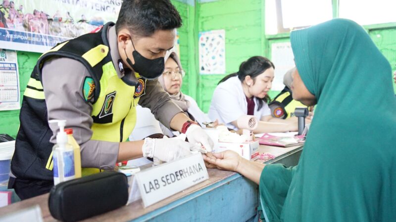 Susuri Sungai Demi Layanan, Tim Rumkit Bhayangkara Hadirkan Harapan Kesehatan di Danau Tundai
