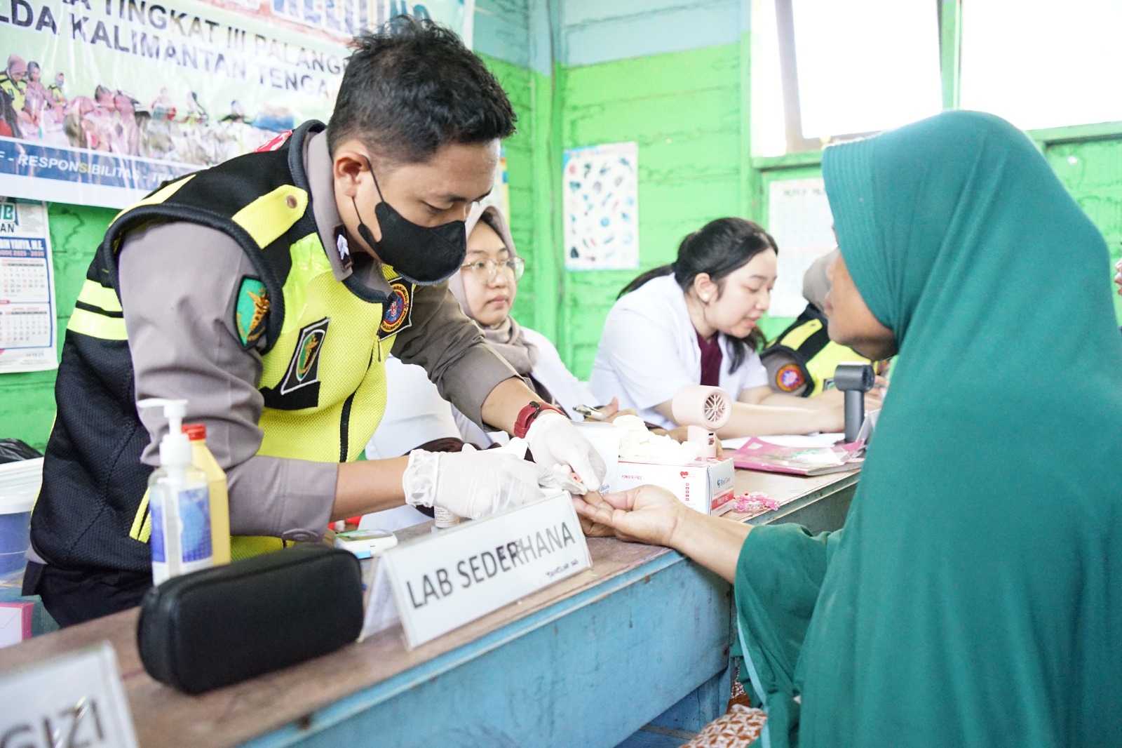 Susuri Sungai Demi Layanan, Tim Rumkit Bhayangkara Hadirkan Harapan Kesehatan di Danau Tundai