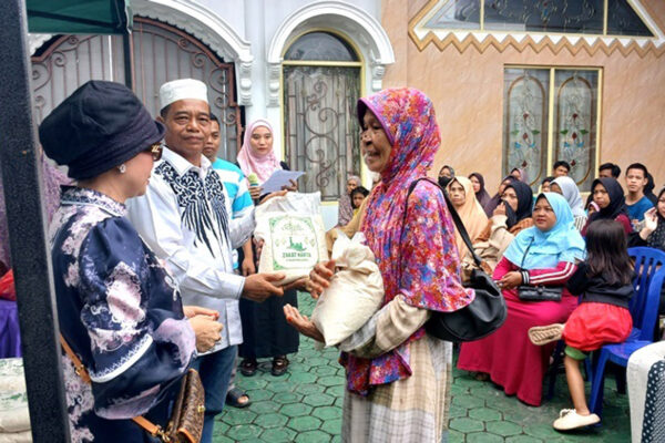 Keluarga Besar H Tajeri Laksanakan Penyerahan Zakat Harta kepada Masyarakat