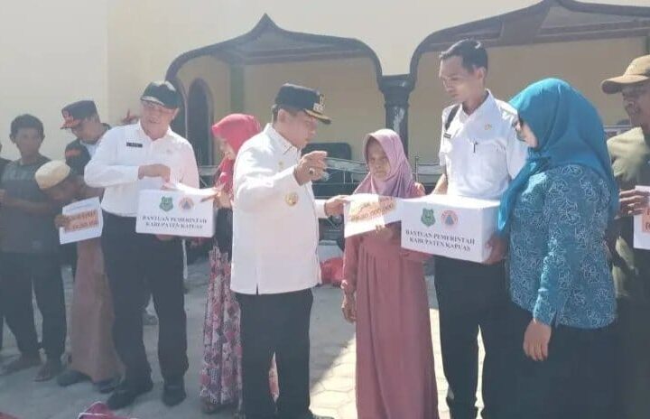 Bupati Kapuas Serahkan Bantuan Korban Kebakaran di Desa Pulau Kupang
