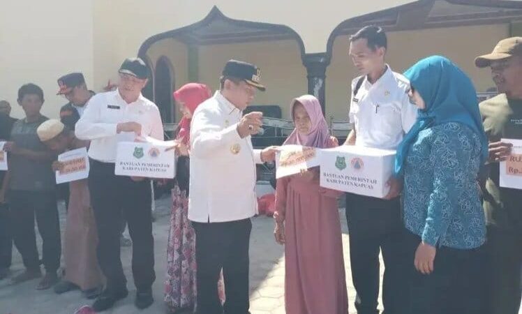 Bupati Kapuas Serahkan Bantuan Korban Kebakaran di Desa Pulau Kupang