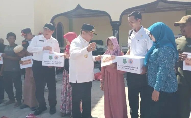 Bupati Kapuas Serahkan Bantuan Korban Kebakaran di Desa Pulau Kupang