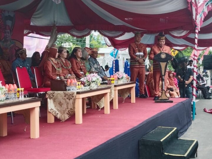 Rayakan Hari Jadi Ke-220 Bupati Wiyatno Lepas Ribuan Peserta Karnaval Budaya Kapuas Tampilkan Harmon