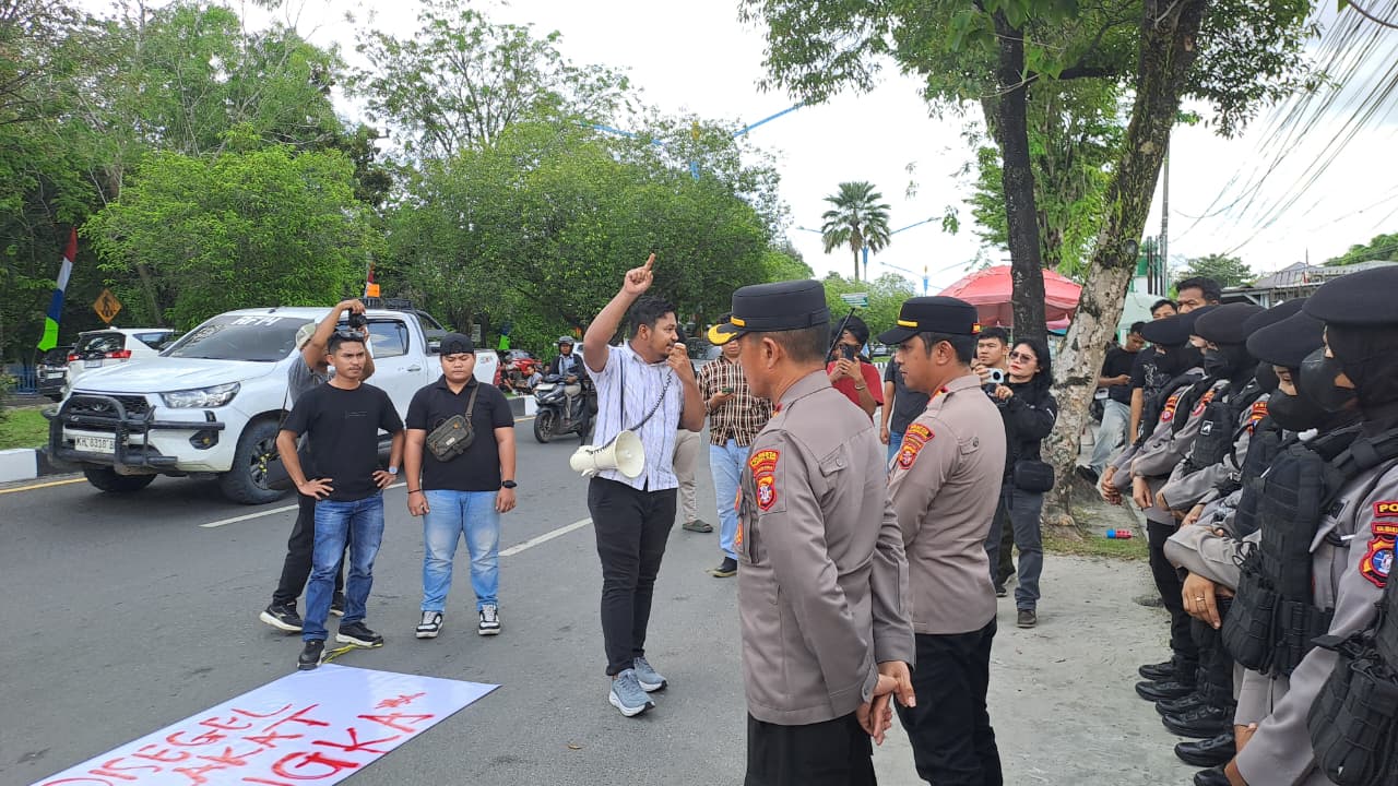 Polisi Turun Kawal Demo di Kantor Pertamina, Arus Lalu Lintas Tetap Lancar