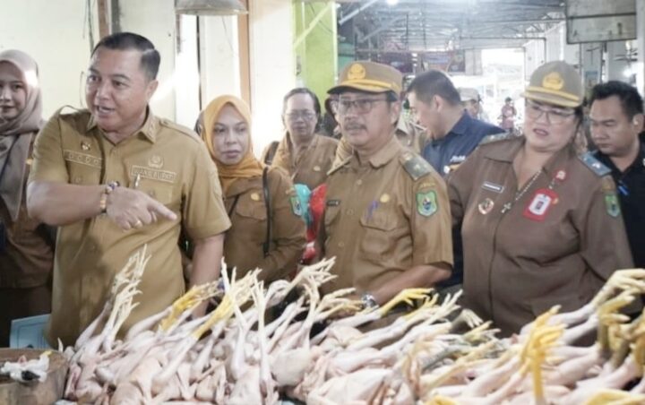 Jelang Idul Adha, Wabup Kapuas Pantau Harga Bapok di Pasar Blok R Selat Hilir