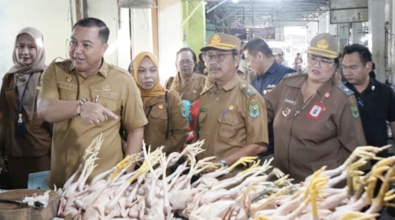 Jelang Idul Adha, Wabup Kapuas Pantau Harga Bapok di Pasar Blok R Selat Hilir