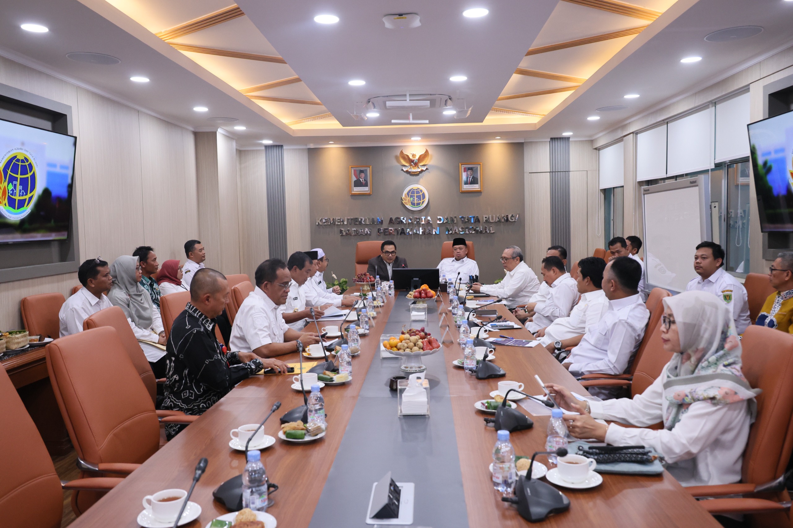 Rakor Bersama Kepala Daerah Kalsel, Menteri Nusron Dorong Penataan LP2B Sesuai Kebutuhan Masyarakat