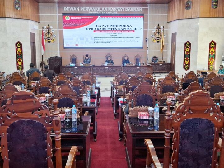 Hadiri Paripurna DPRD, Wakil Bupati Kapuas Apresiasi Kinerja Legislatif