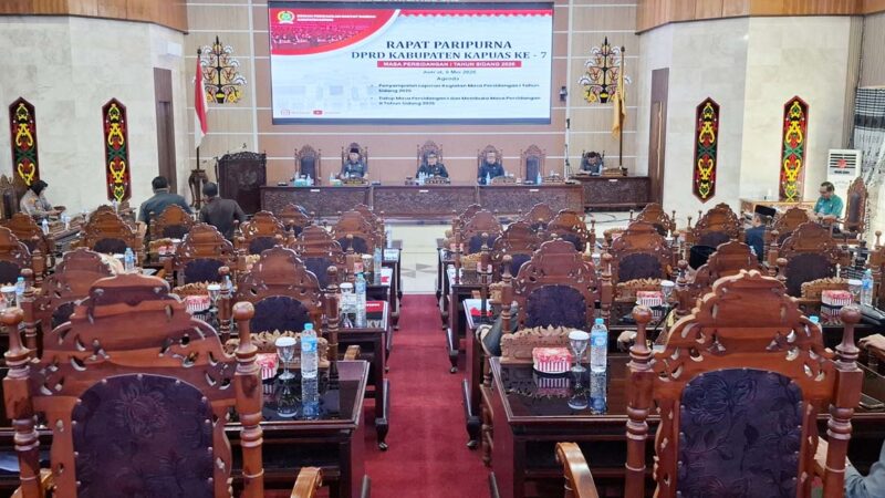 Hadiri Paripurna DPRD, Wakil Bupati Kapuas Apresiasi Kinerja Legislatif
