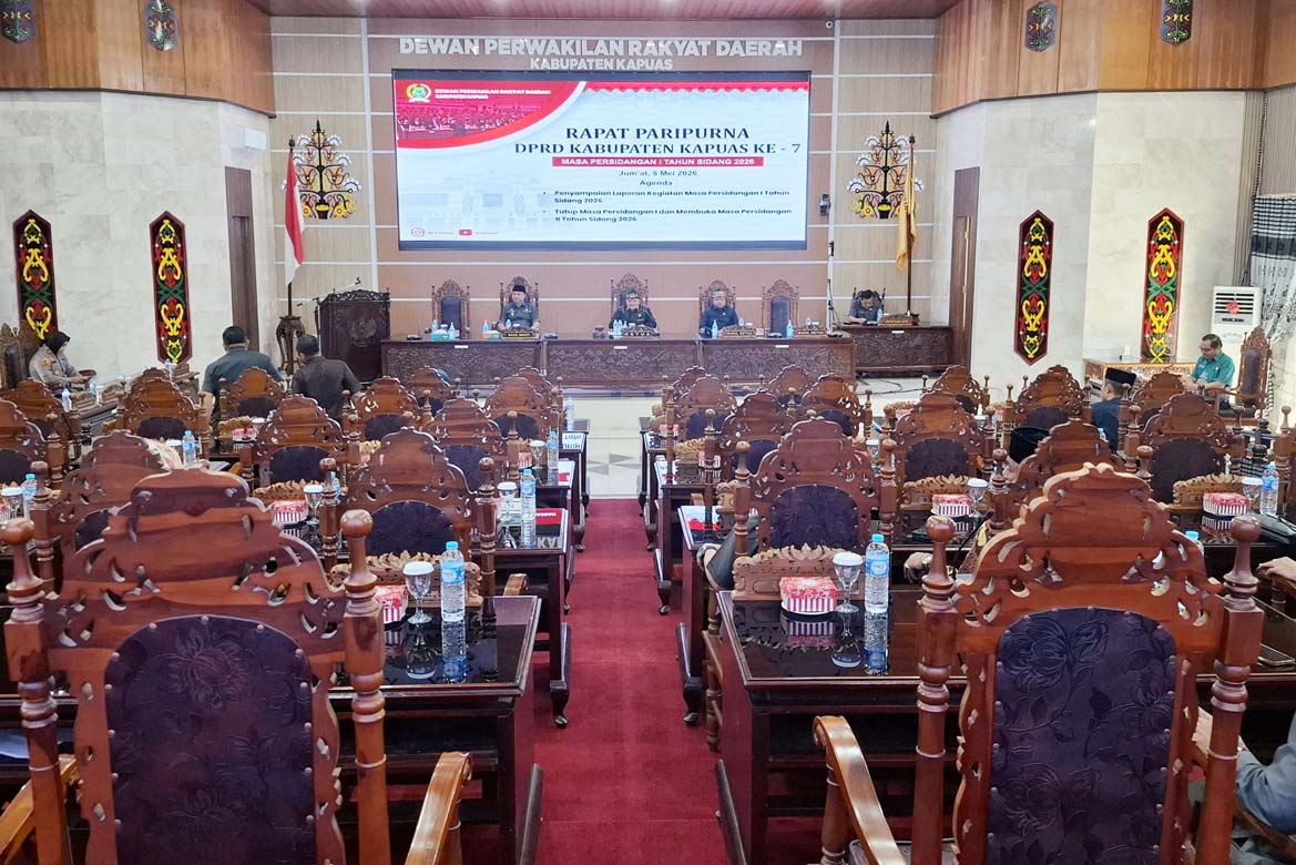 Hadiri Paripurna DPRD, Wakil Bupati Kapuas Apresiasi Kinerja Legislatif