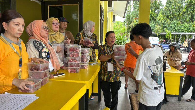 Golkar Kalteng Bagikan 1.020 Paket Daging Kurban, Ojol hingga Buruh Jadi Penerima
