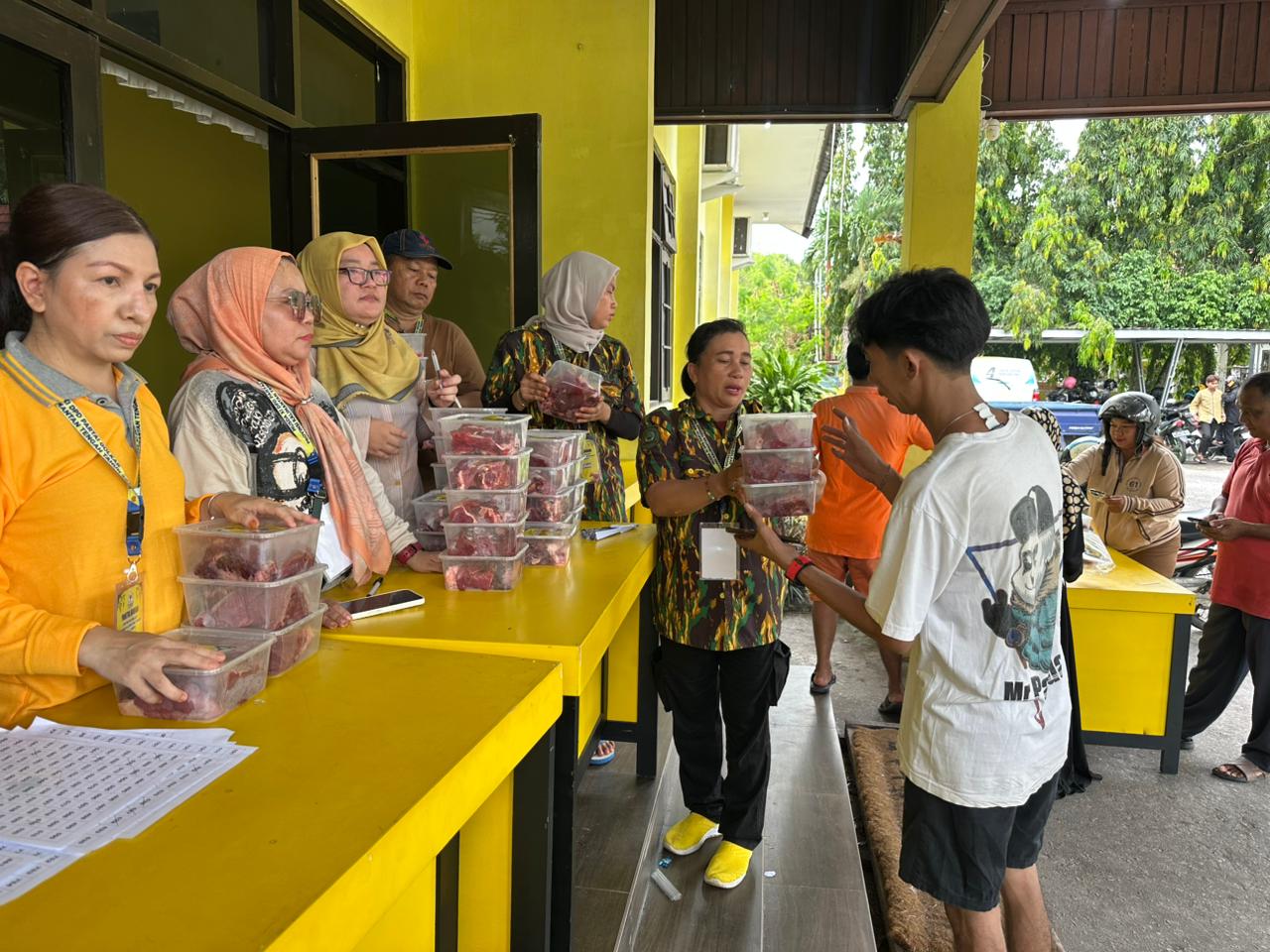 Golkar Kalteng Bagikan 1.020 Paket Daging Kurban, Ojol hingga Buruh Jadi Penerima