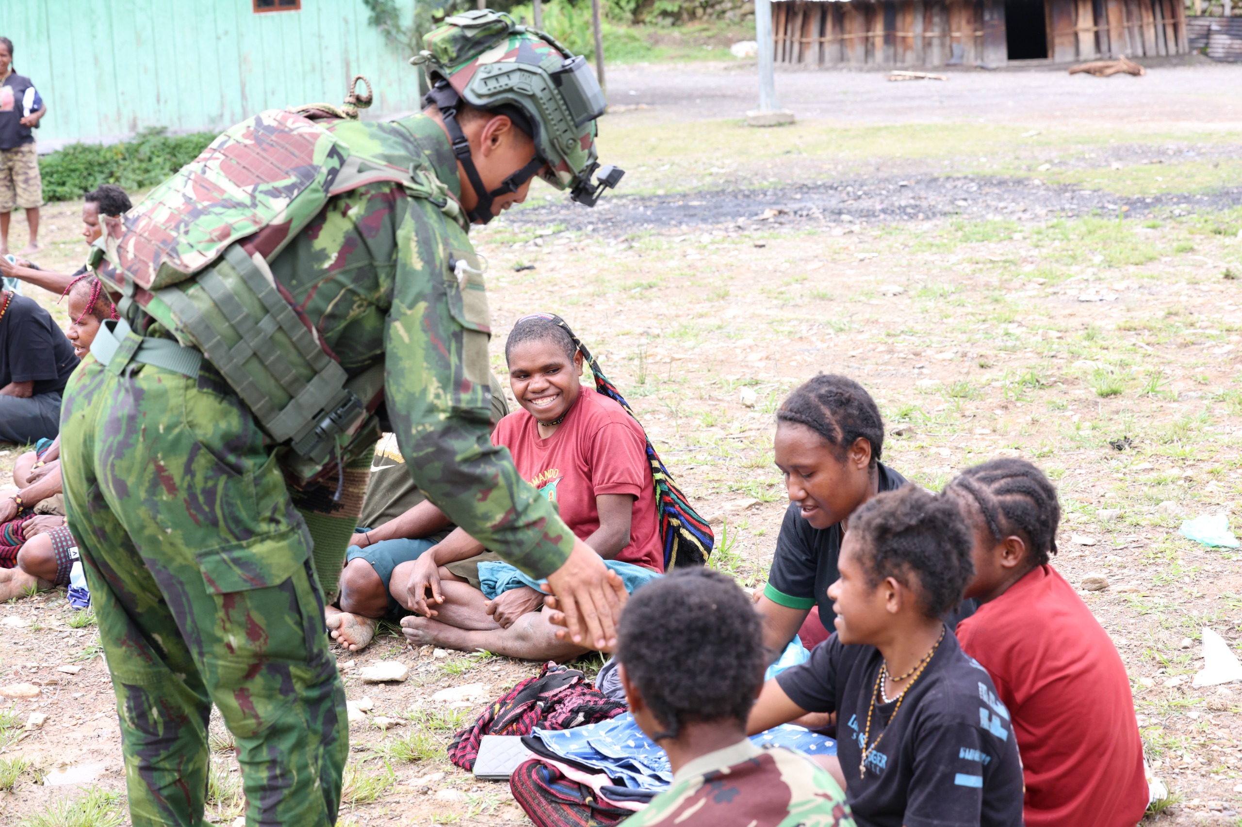 Satgas Yonif 621/Mtg Hadirkan Kepedulian di Sinak, Warga Terima Bantuan dan Layanan Kesehatan