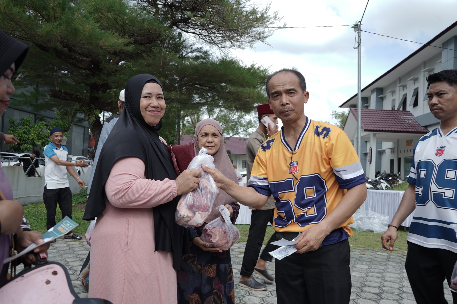 Kejati Kalteng Tebar Ribuan Paket Daging Kurban pada Iduladha 1447 H