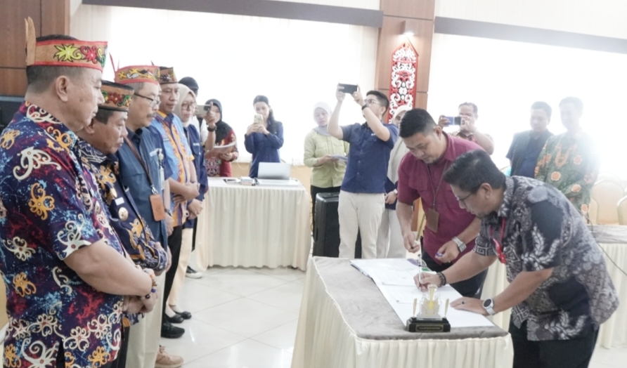 Bupati Kapuas Saksikan Penandatanganan Perjanjian Kerja Sama Kegiatan Desk Program SSI JKN