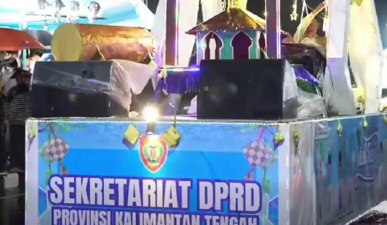 Sambut Hari Raya Idul Fitri, Sekretariat DPRD Kalteng Turut Serta Meriahkan Pawai Takbiran